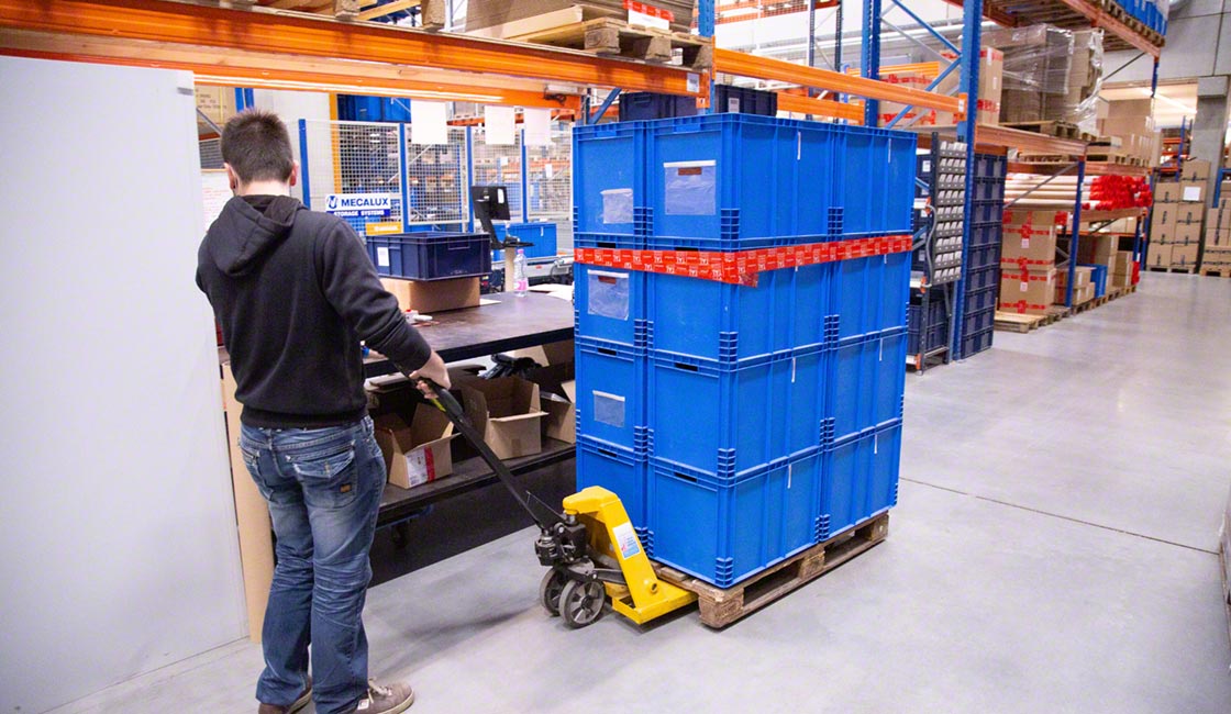 Pompwagens zijn de meest gebruikte apparatuur voor materiaalbehandeling in magazijnen
